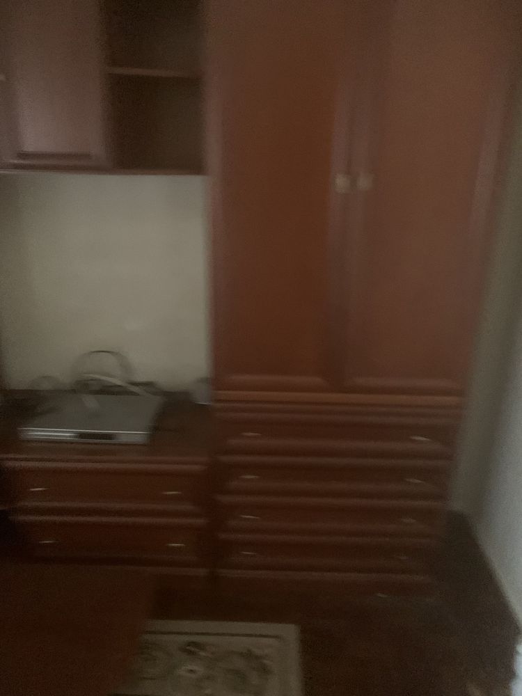 Vendo  Móvel Estante, em Mogno, de cor castanha.