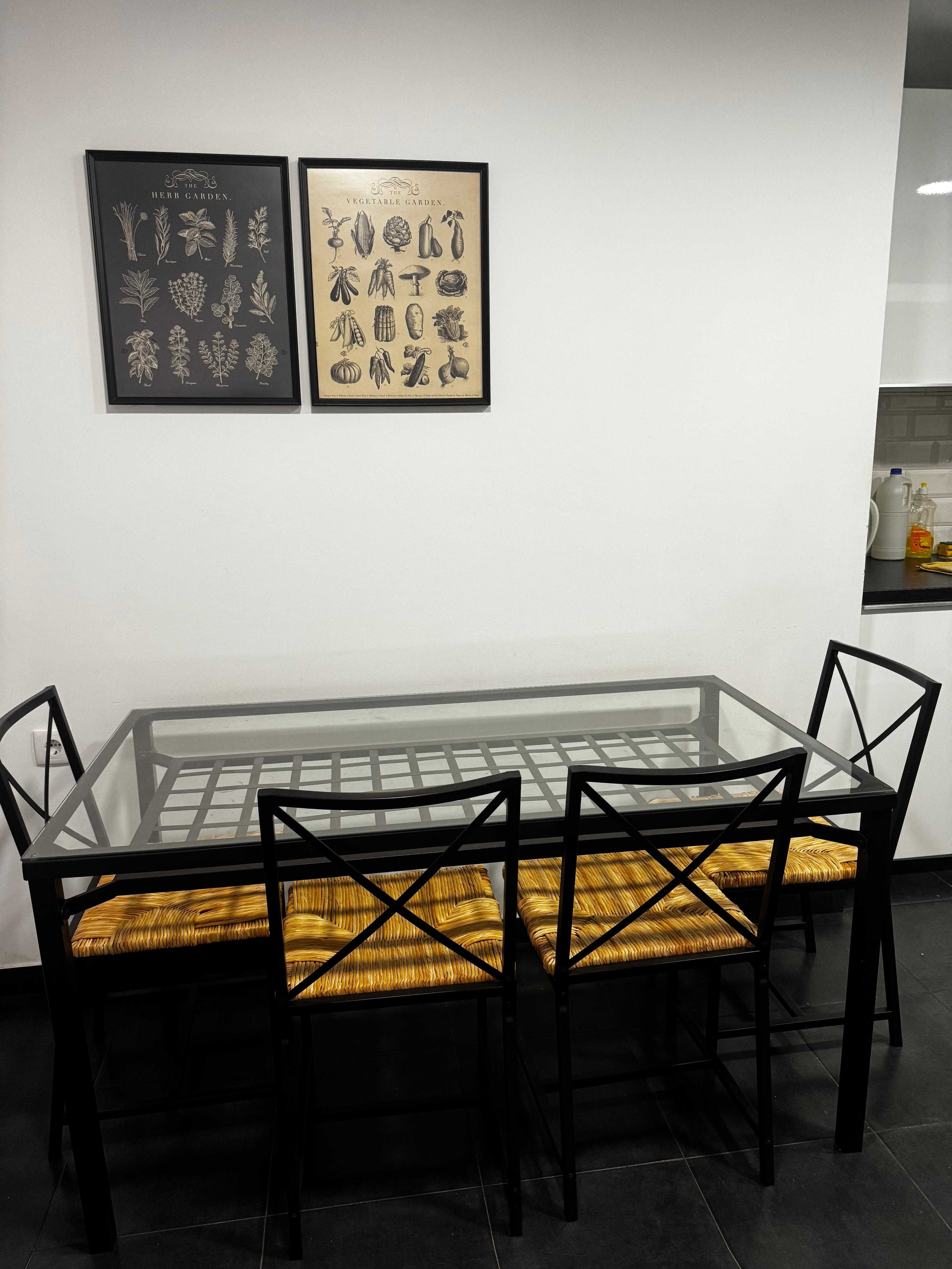 Mesa de cozinha com 4 cadeiras IKEA - BOM ESTADO