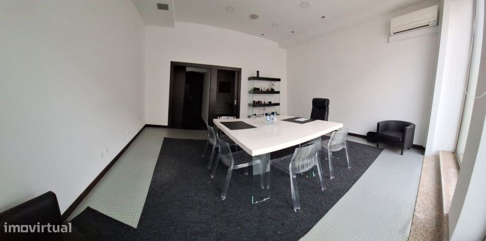 Escritório com Terraço e Garagem - Centro da Cidade