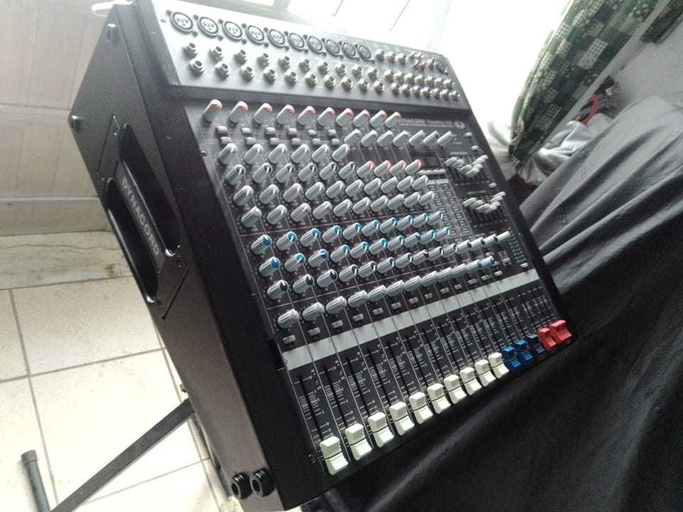 Super Pechincha 2 colunas+mesa amplificada dynacord a melhor qualidade