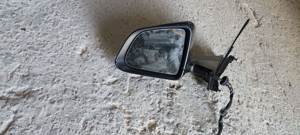 TESLA MODEL Y  є в наявності дзеркала