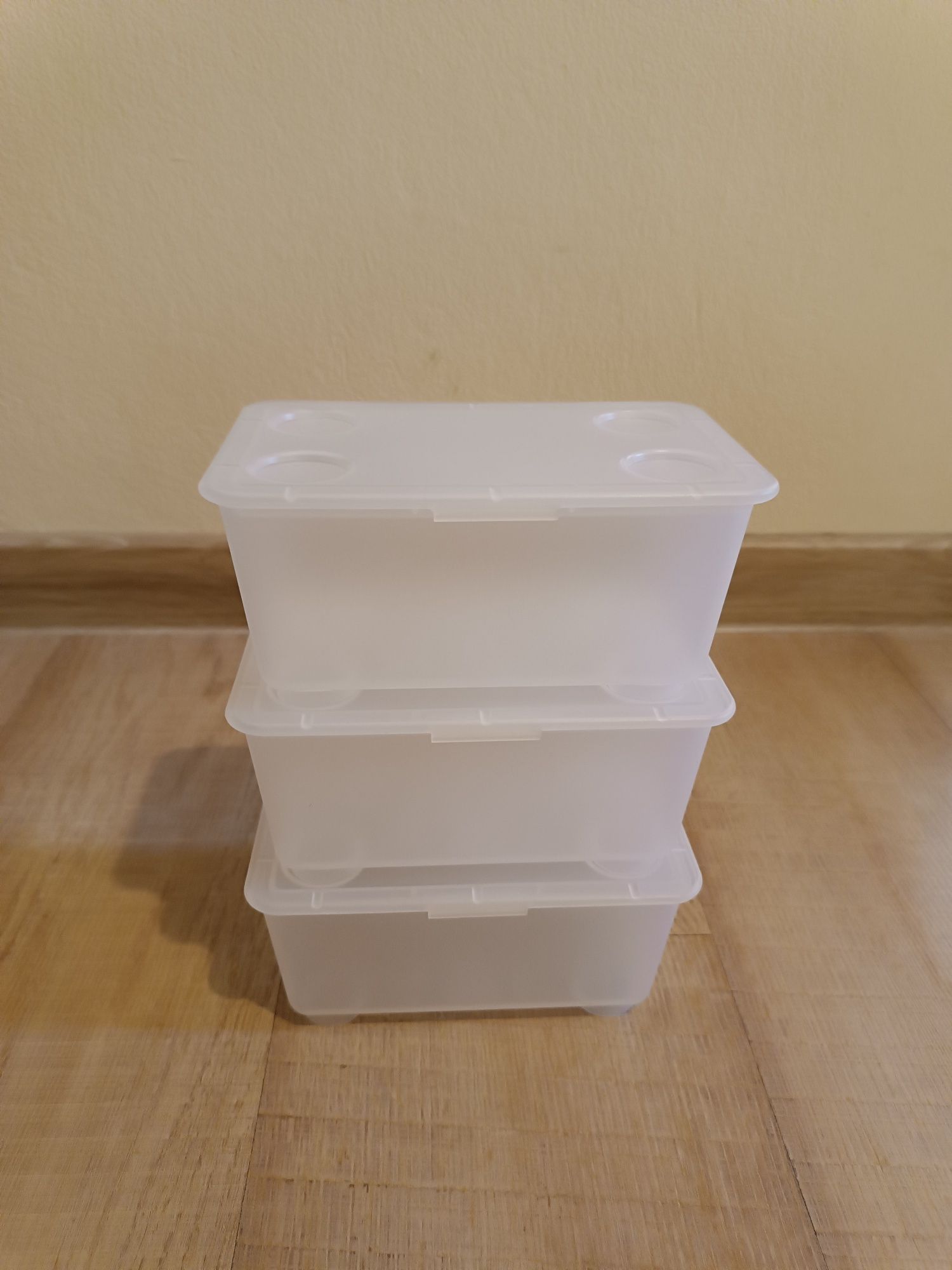 Jasne matowe pojemniki z IKEA