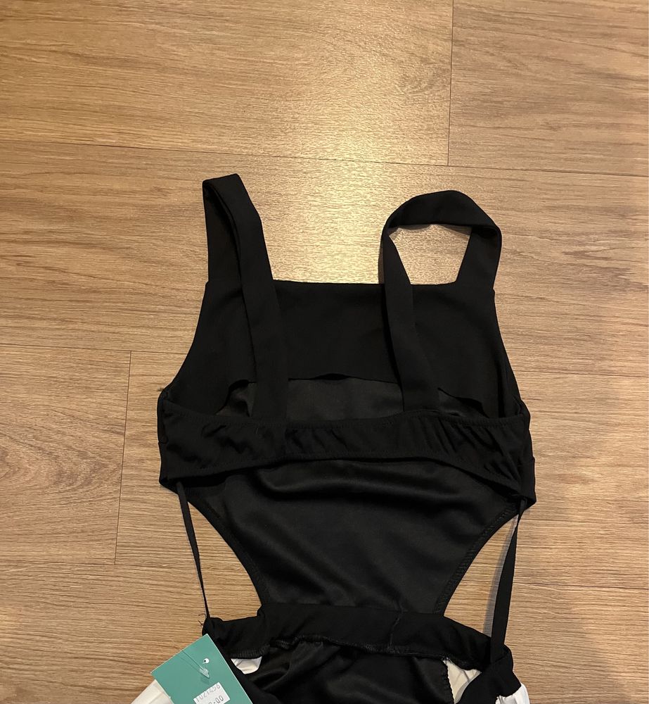 Vestido com abertura nas costas
