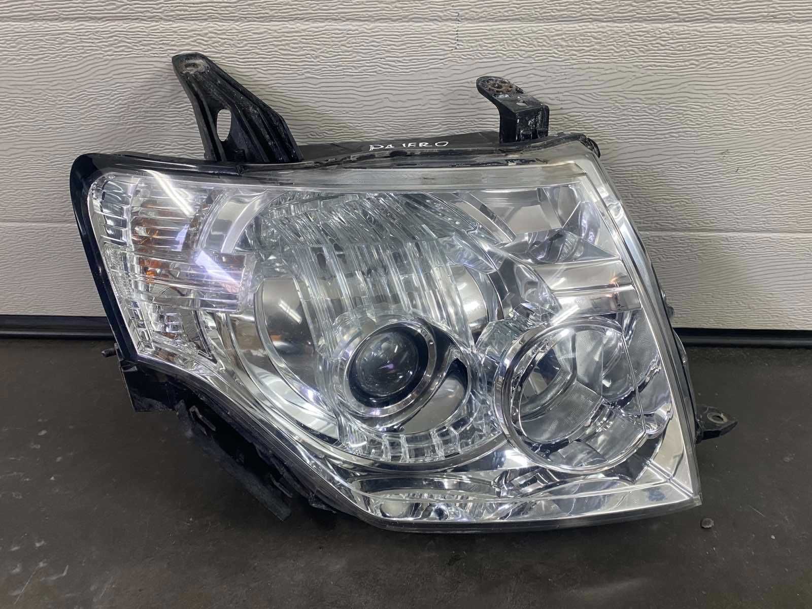 Фара Mitsubishi Pajero Wagon 4 2007-2013р. 8301A343,8301A344