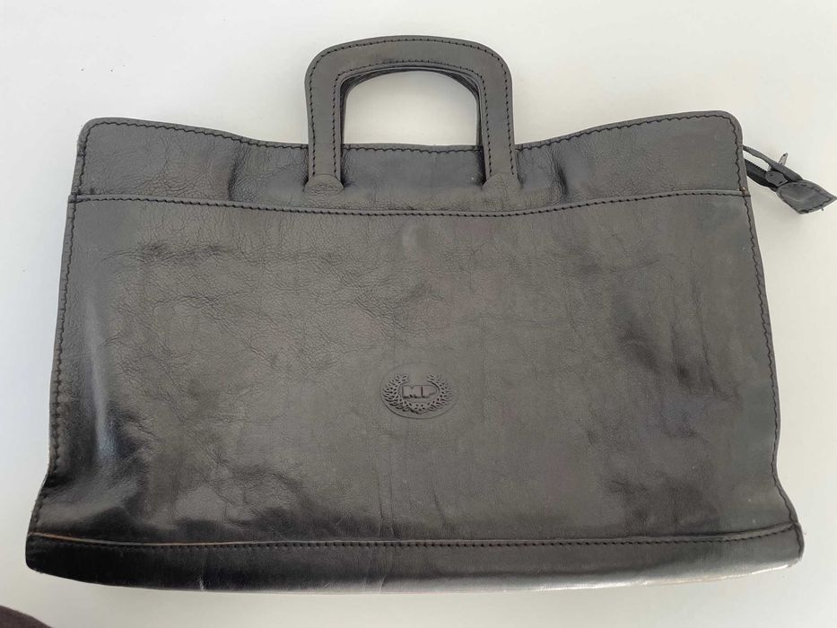 Pasta preta em pele verdadeira pouco usada