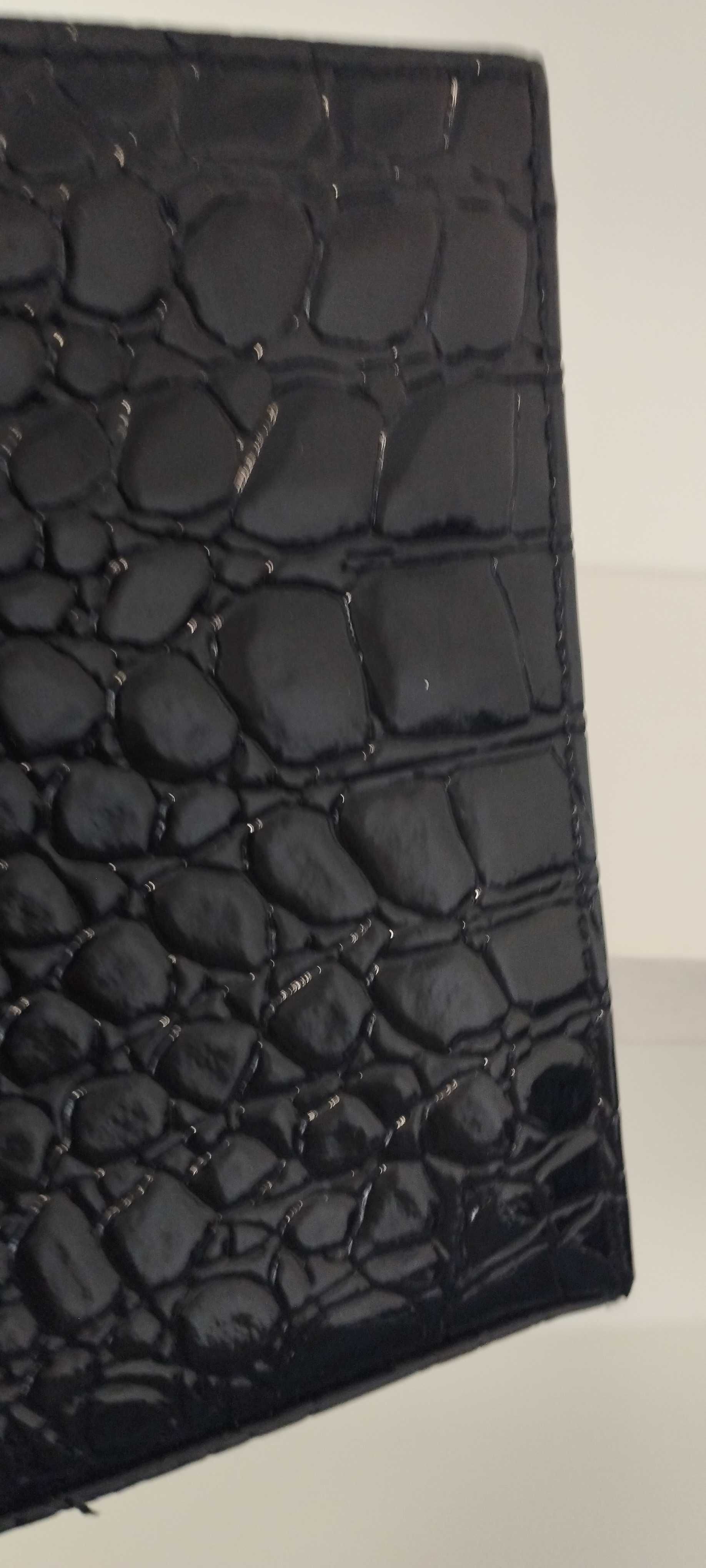Elegancka, lakierowana, czarna kopertówka L'Oreal w zwierzęcy wzór