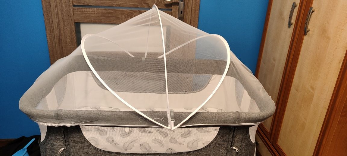 Łóżeczko Momi Smart Bed z karuzelami