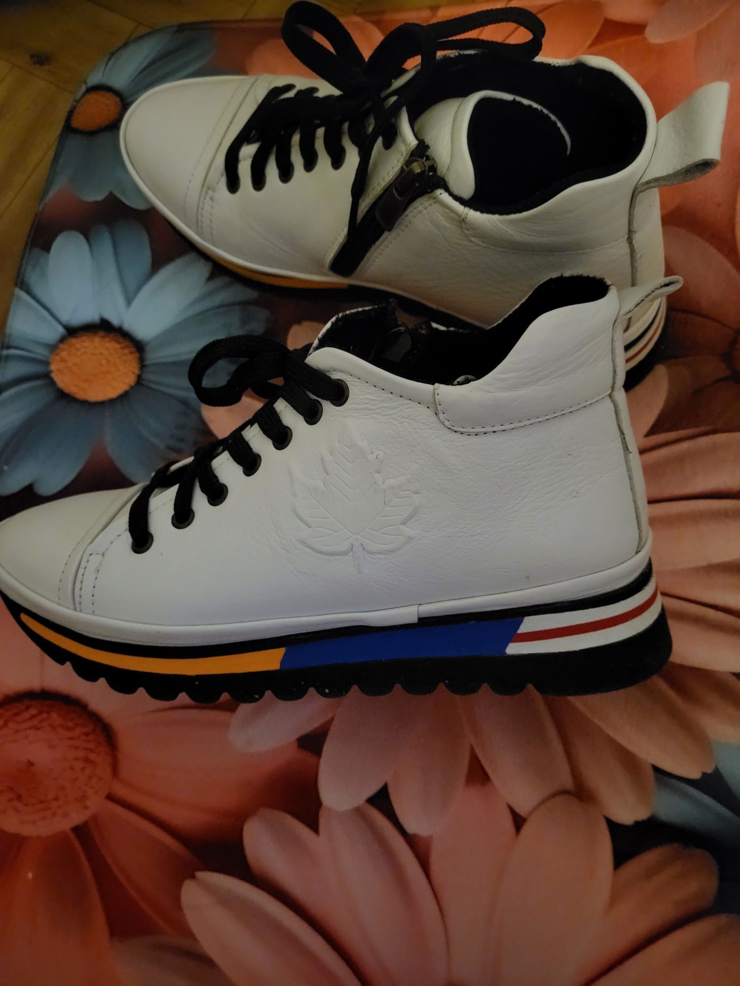 Buty damskie biale- botki ..