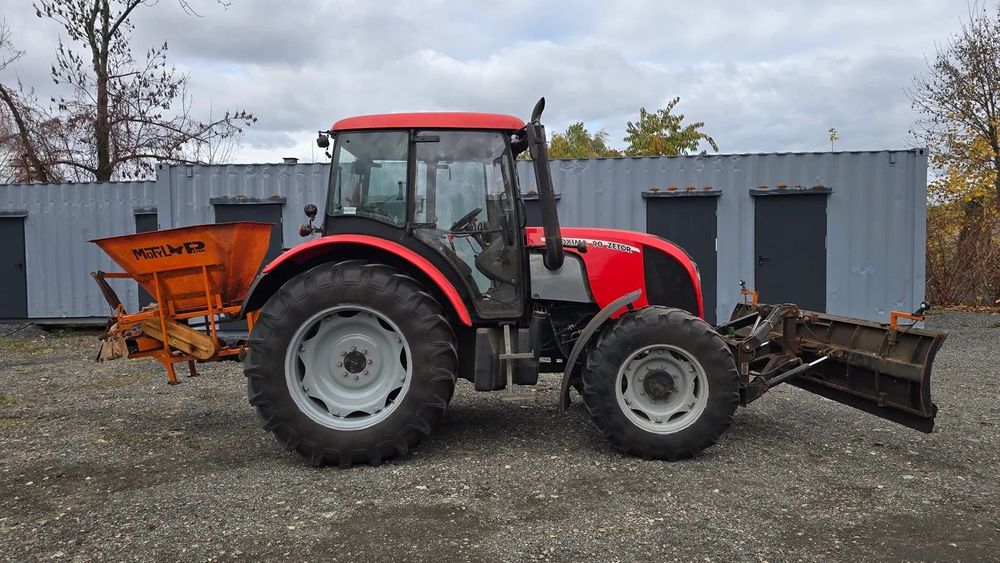 Zetor Proxima 90  Ciągnik Zetor Proxima 90 z pługiem i rozsiewaczem. Pług