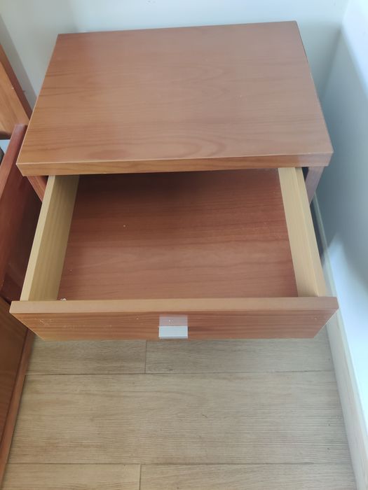 Cama de casal com mesas de cabeceira