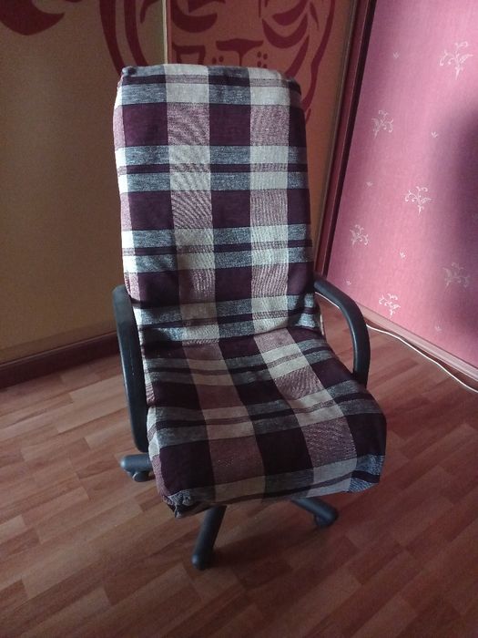 Высокое офисное кресло