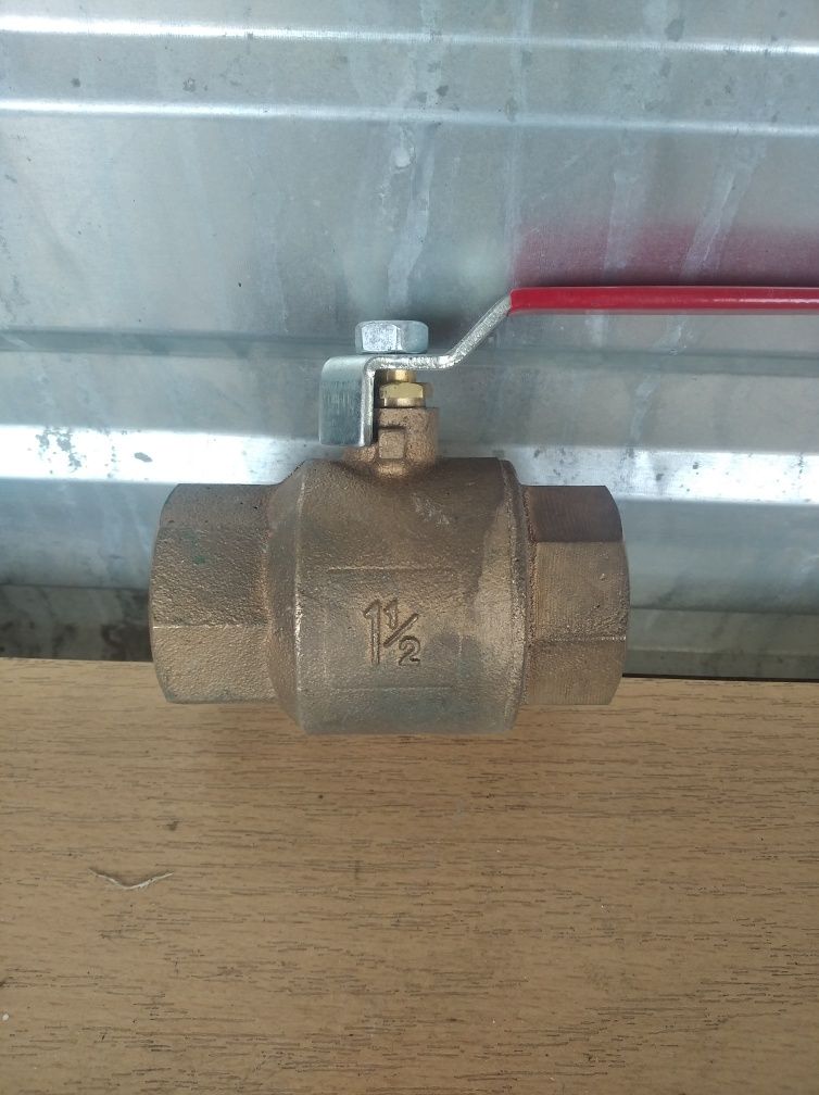 Продам крани і шланги.