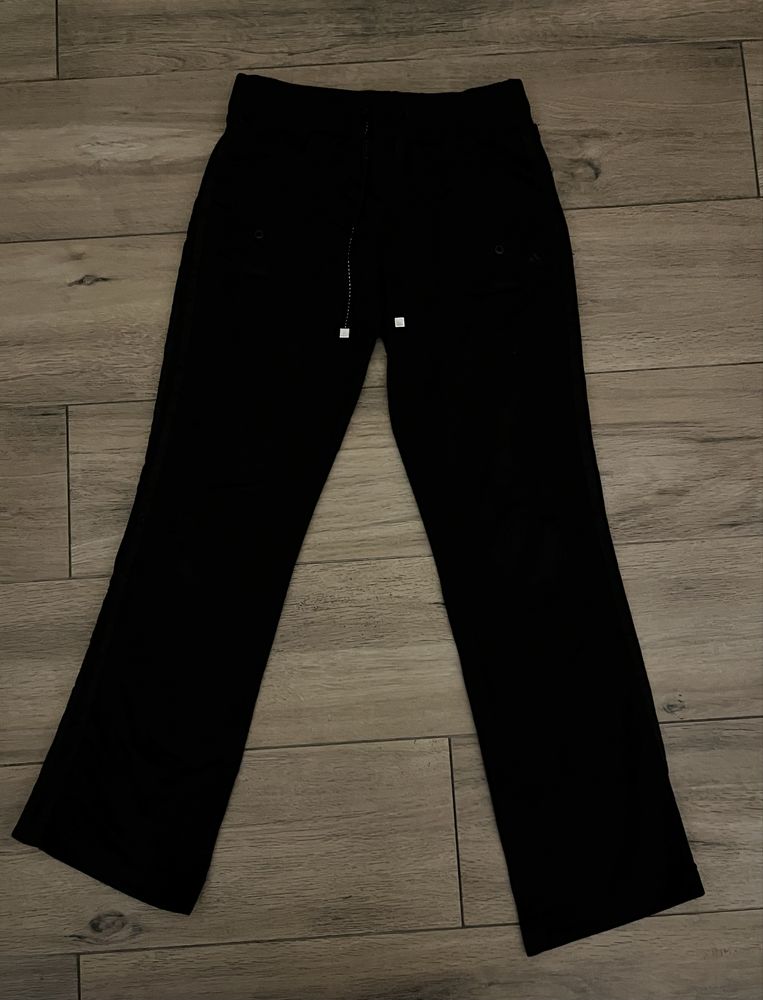 Czarne spodnie Adidas z szerokimi nogawkami i kieszeniami