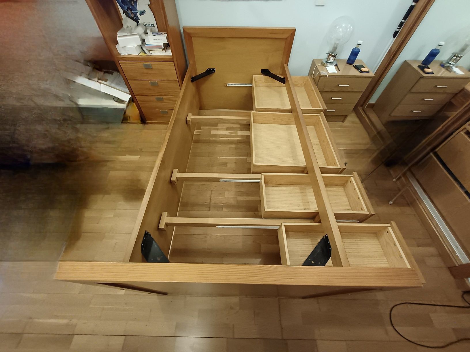 Cama de solteiro com arrumação