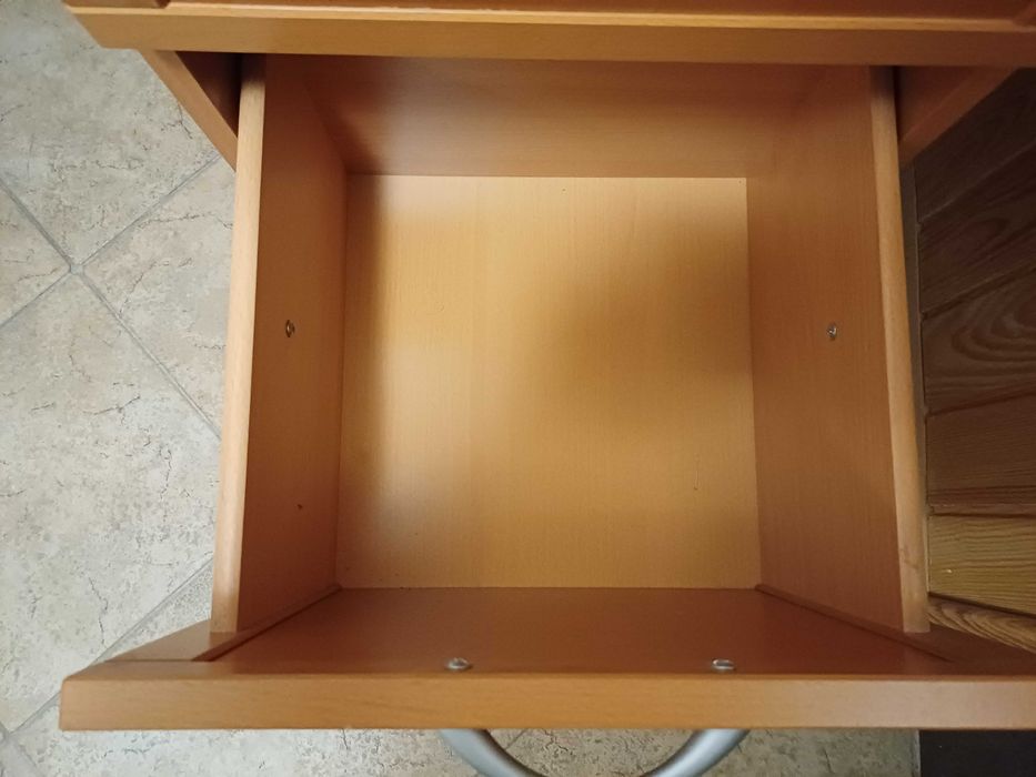 Zgrabna, pojemna szafka do łazienki, ewentualnie do garderoby.