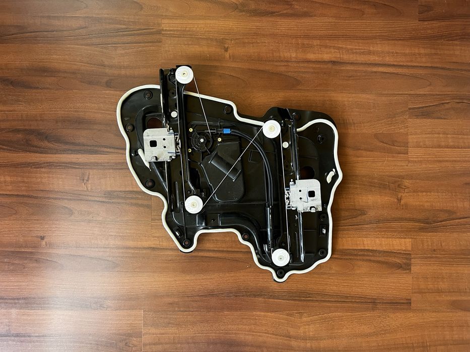 Tesla model 3 склопідіймач в зборі 1096623-06-F