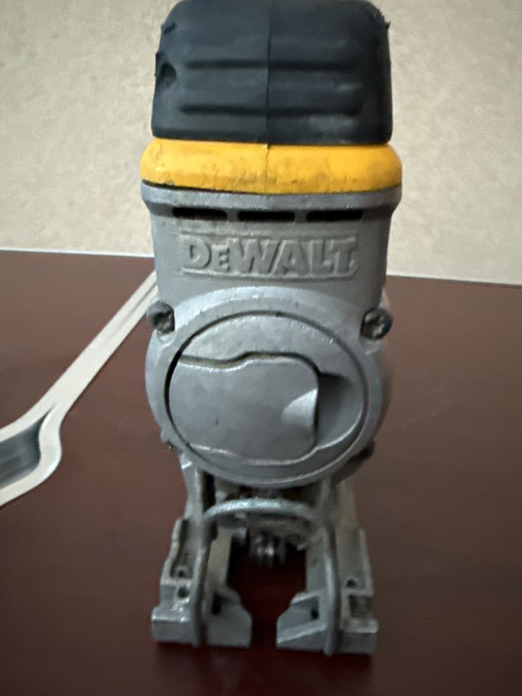 Лобзик Dewalt DCS331