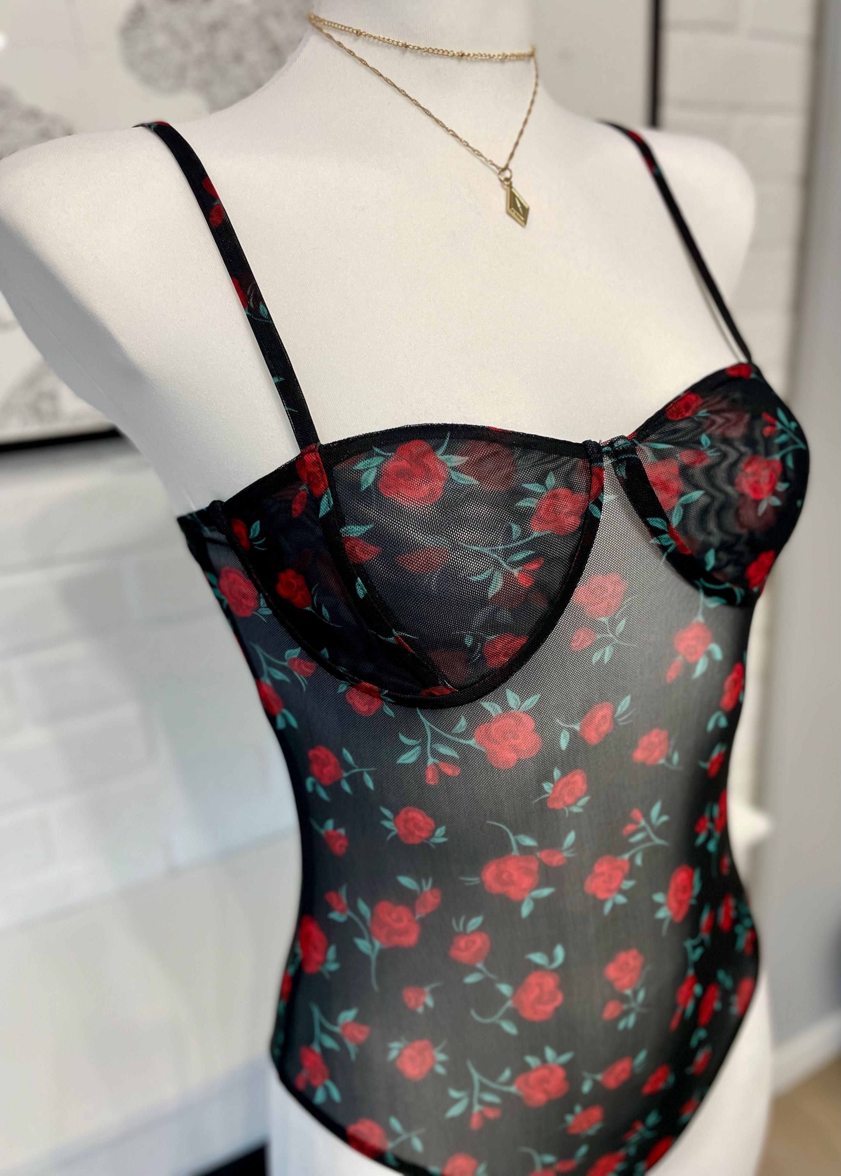 Czarne siateczkowe Sexy body na ramiączkach w czerwone róże r. S 36