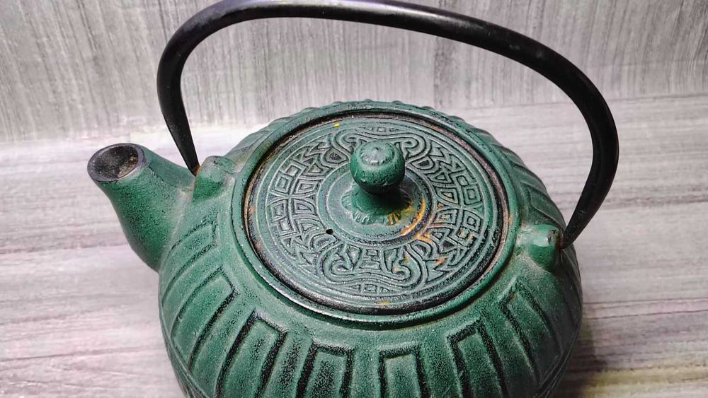 Żeliwny czajnik zaparzacz do herbaty