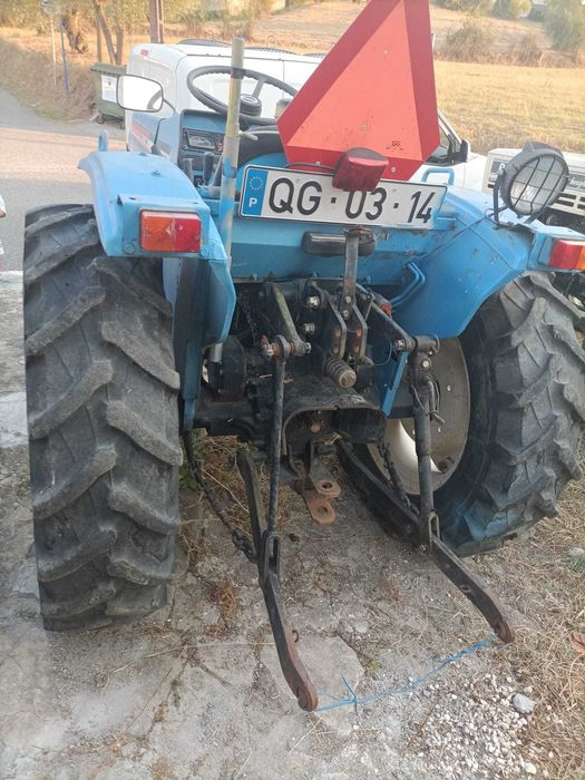 Vendo quatro tratores perfeitamente funcionais para desocupar
