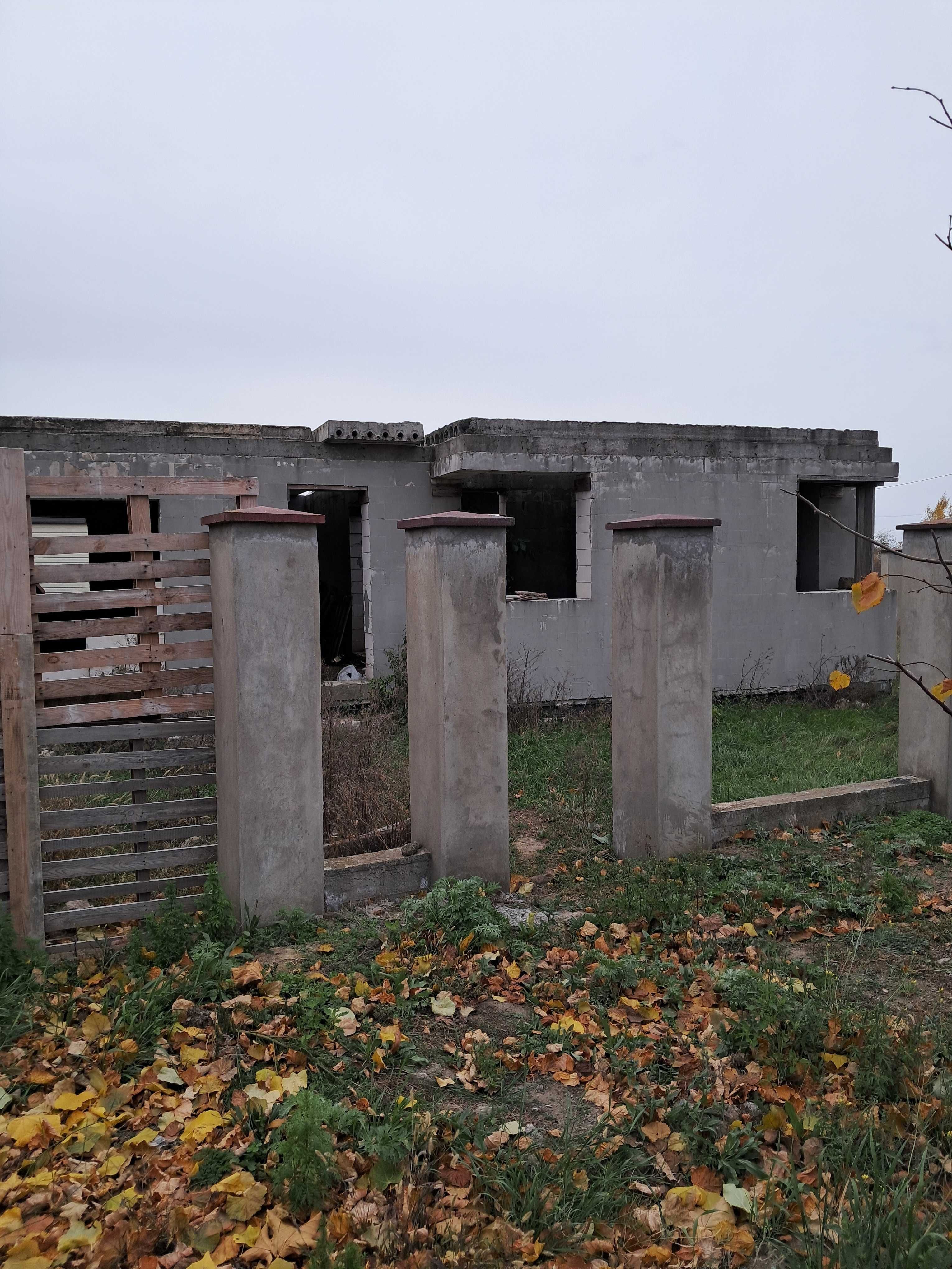 Коробка дома рядом с трассой