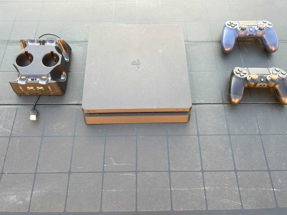 PlayStation 4 Slim 1Tb + 2 comandos + dock + PSN com + 10 jogos pagos