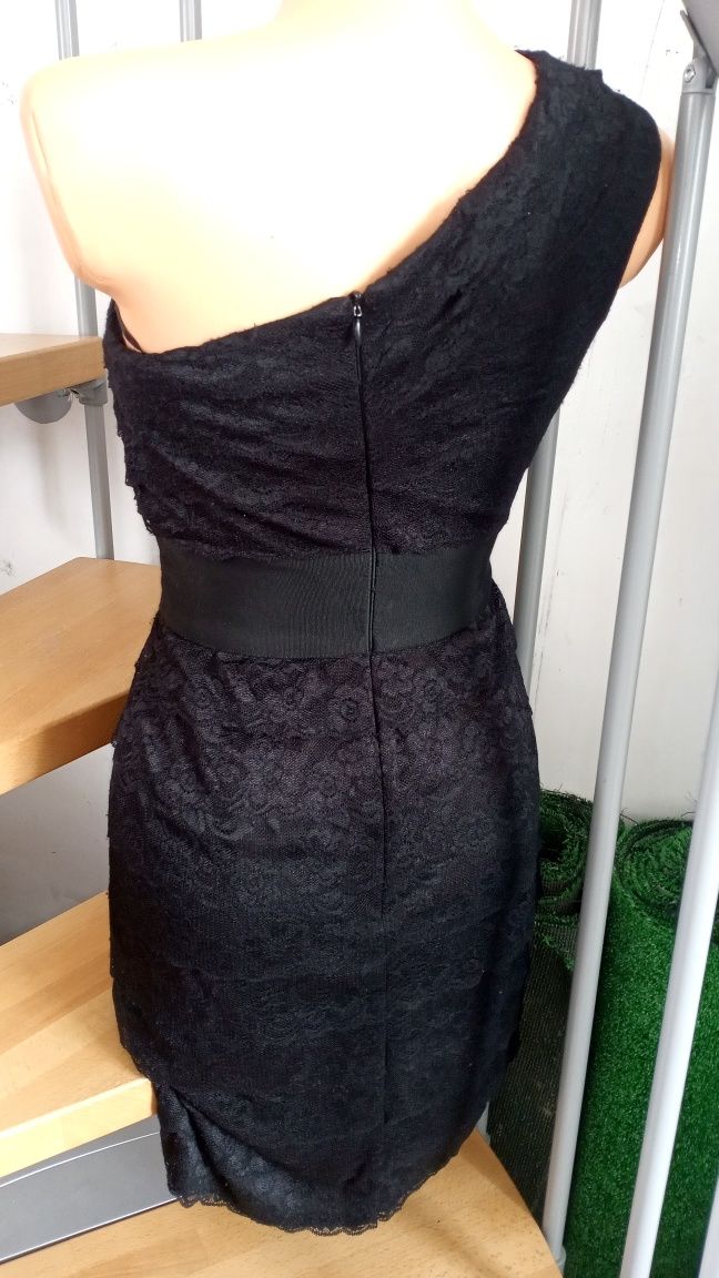 Sukienka na jedno ramię czarna krótka falbany koronka Jessica Simpson