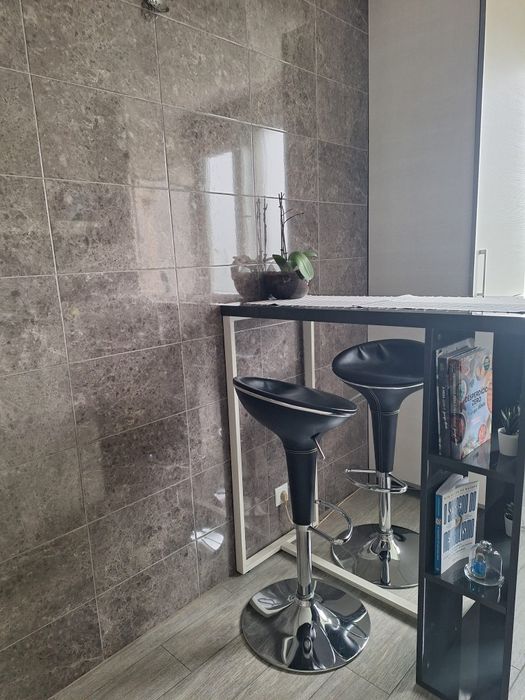 Mesa/Bancada e 2 Bancos de Pé Alto