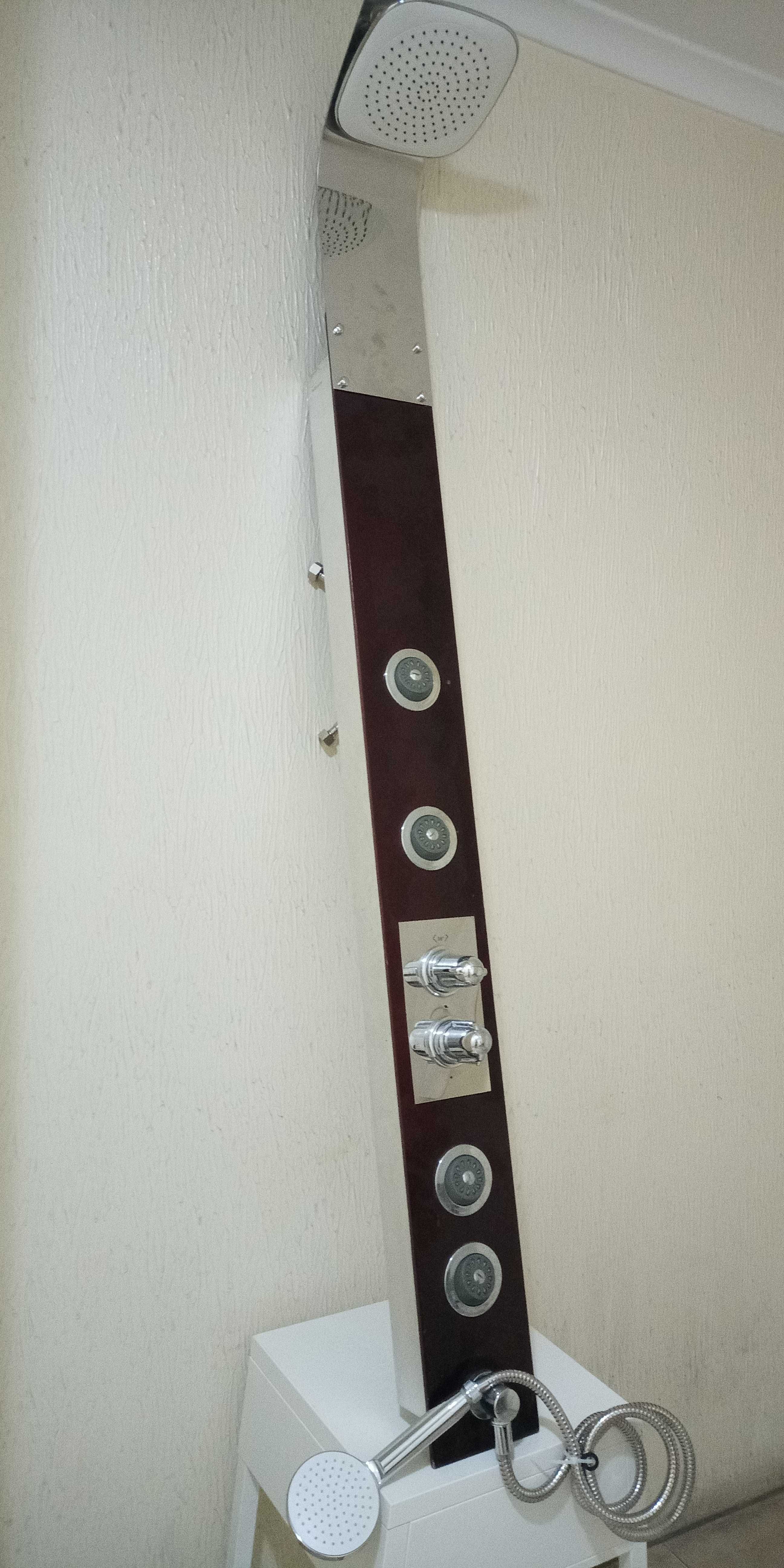 Coluna duche com torneira termostática e hidromassagem.