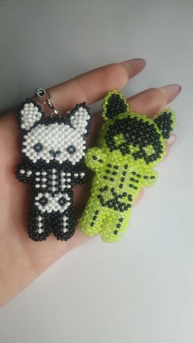 Кото-скелет із бісеру