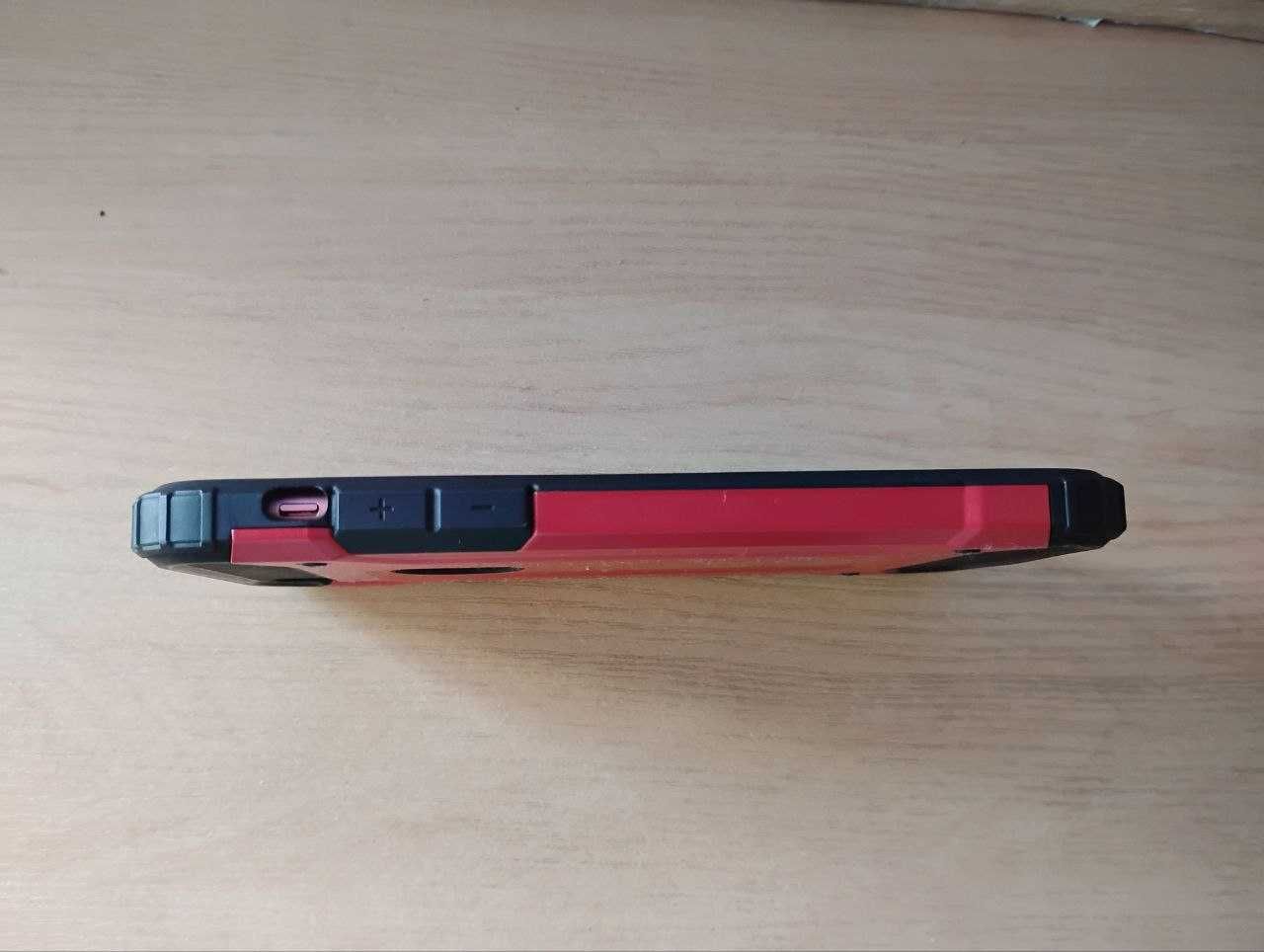 Czerwony iPhone XR z czerwonym etui (zablokowany)