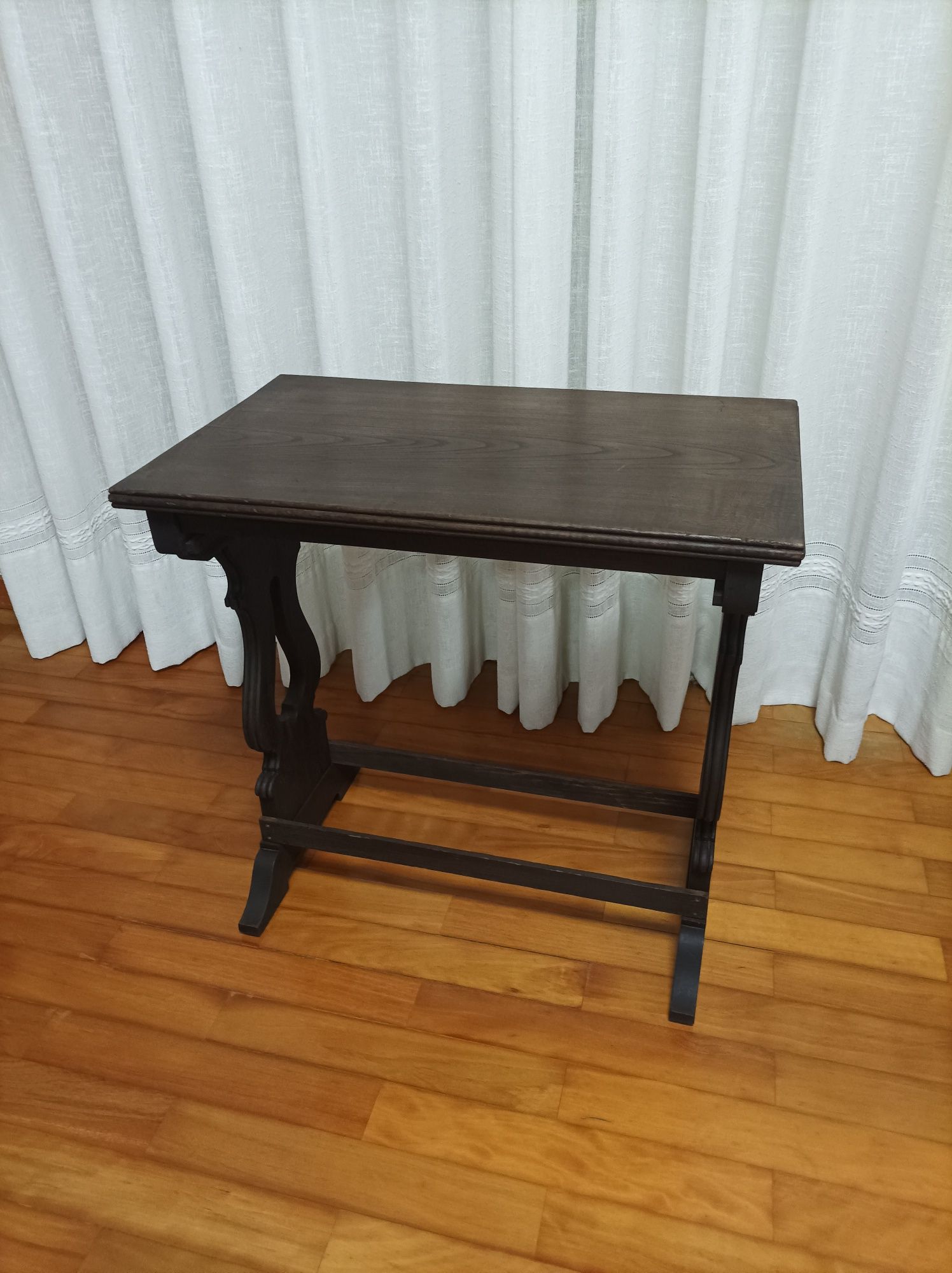 Mesa antiga de apoio restaurada estilo rústico em madeira de castanho