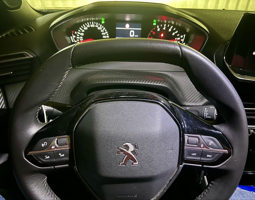 Peugeut 2008 / 1.2 puretech Allure /38.500 km / 2022