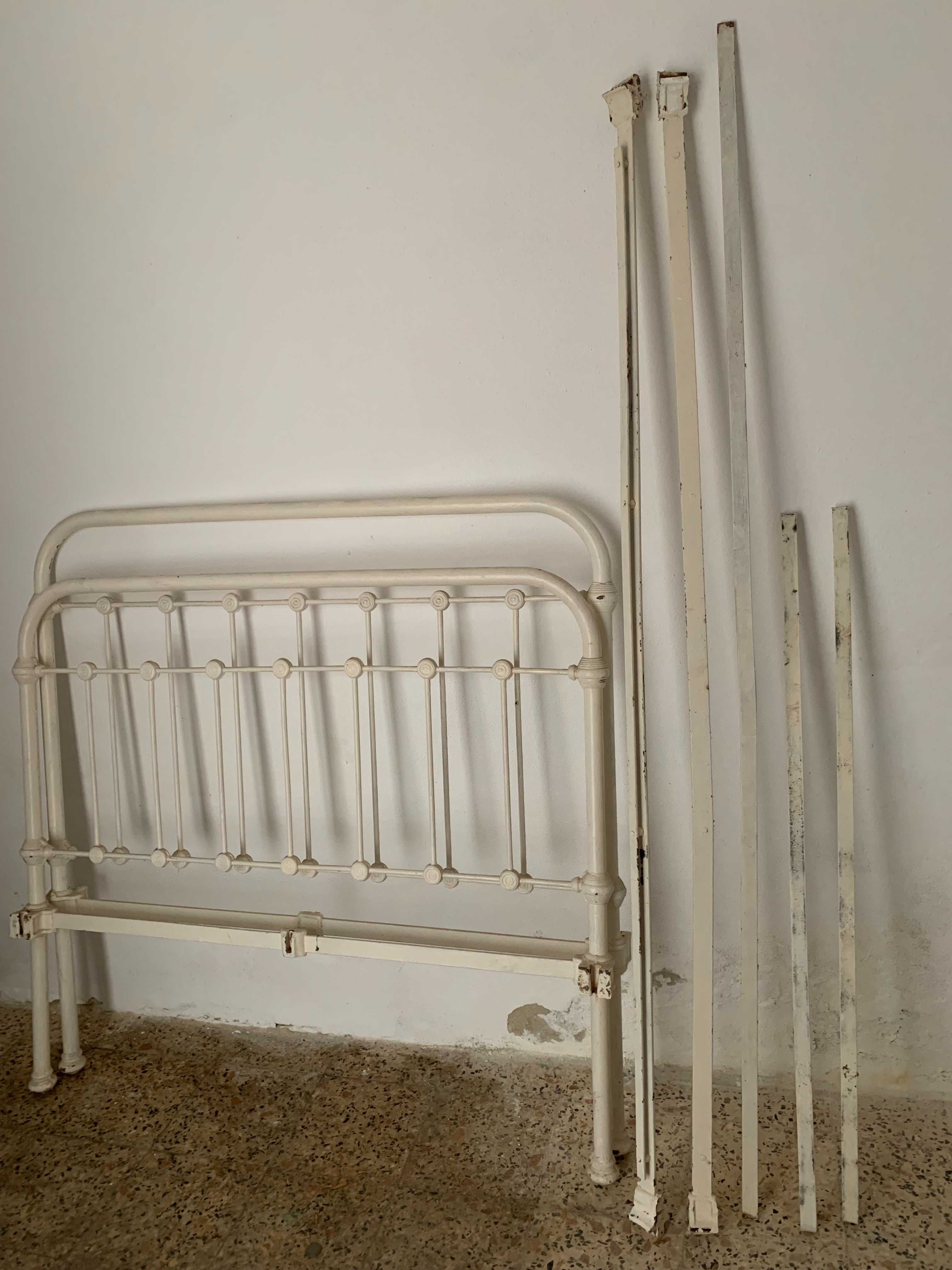 Cama de Casal Antiga em Ferro – Viana do Alentejo