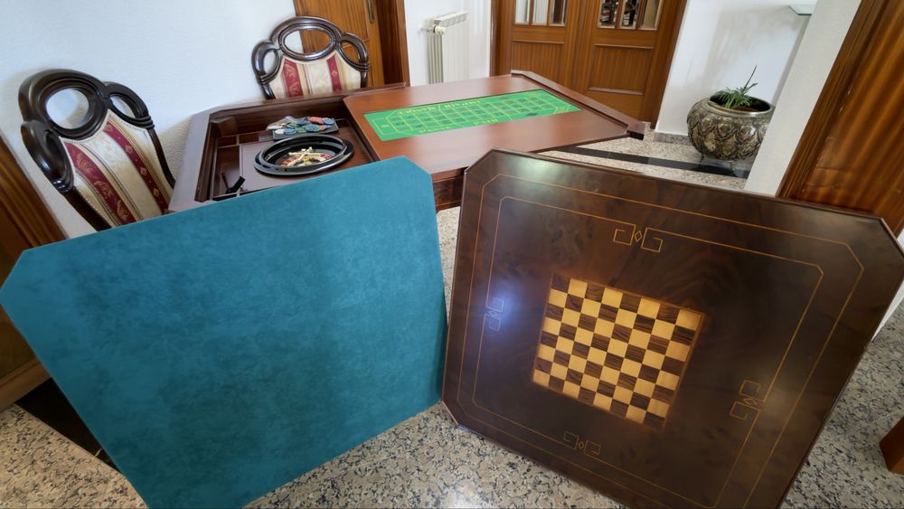 Mesa com varios jogos e cadeiras
