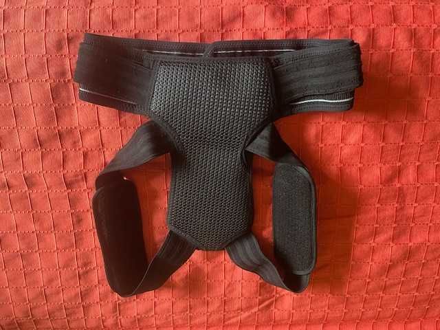 Czarny pająk do korygowania wady postawy