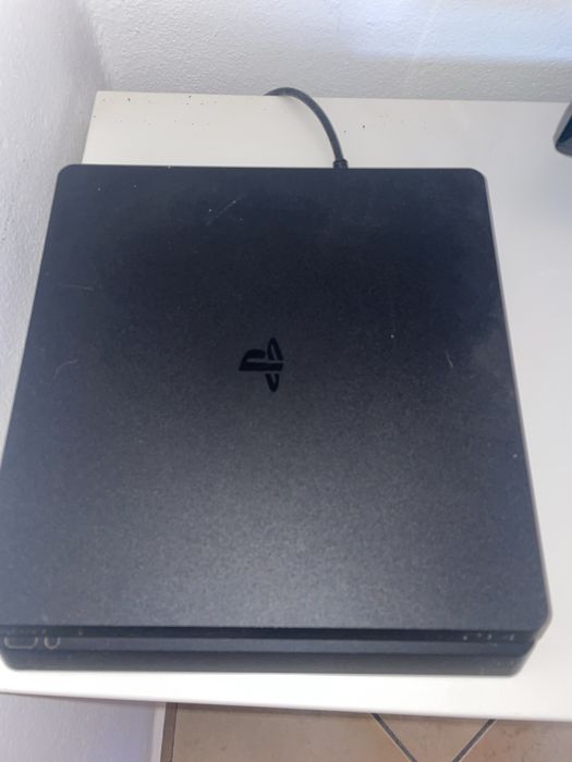 Ps4 com comando e jogos