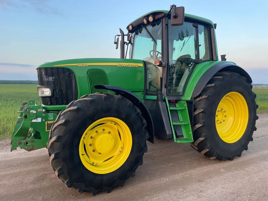 John Deere 6820