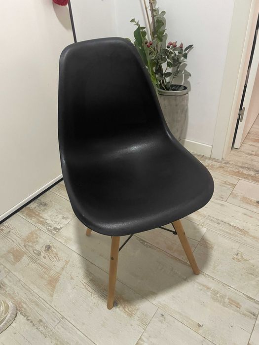 Cadeira Nórdica preta e madeira (Continente)