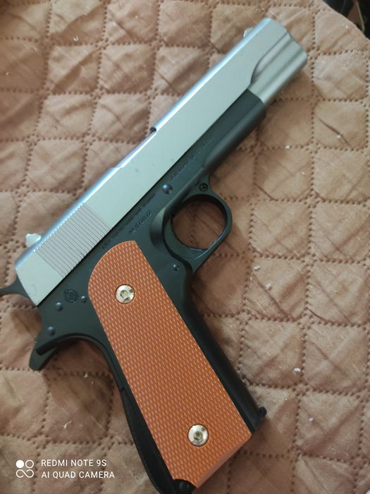 Іграшка пістолет