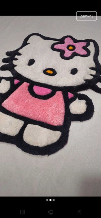 Ręcznie tuftowany dywan inspirowany Hello Kitty