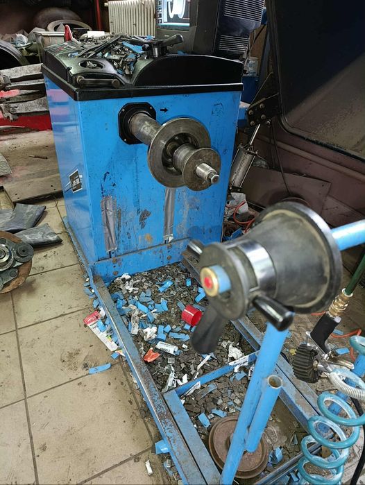 Wyważarka do kół osobowych i ciężarowych z podnośnikiem Unitrol 2162