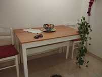 Mesa de madeira com cadeiras e banco