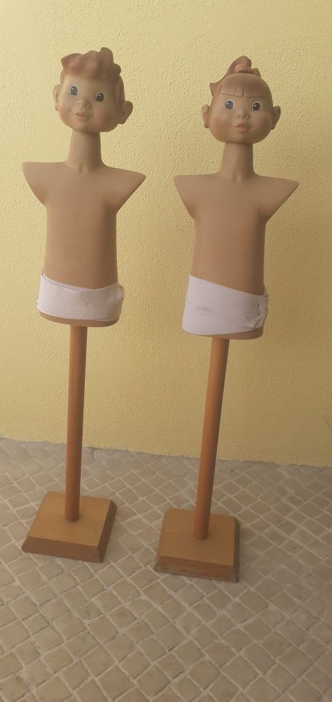 2 manequins de madeira para exposição de roupa desportiva ou casual