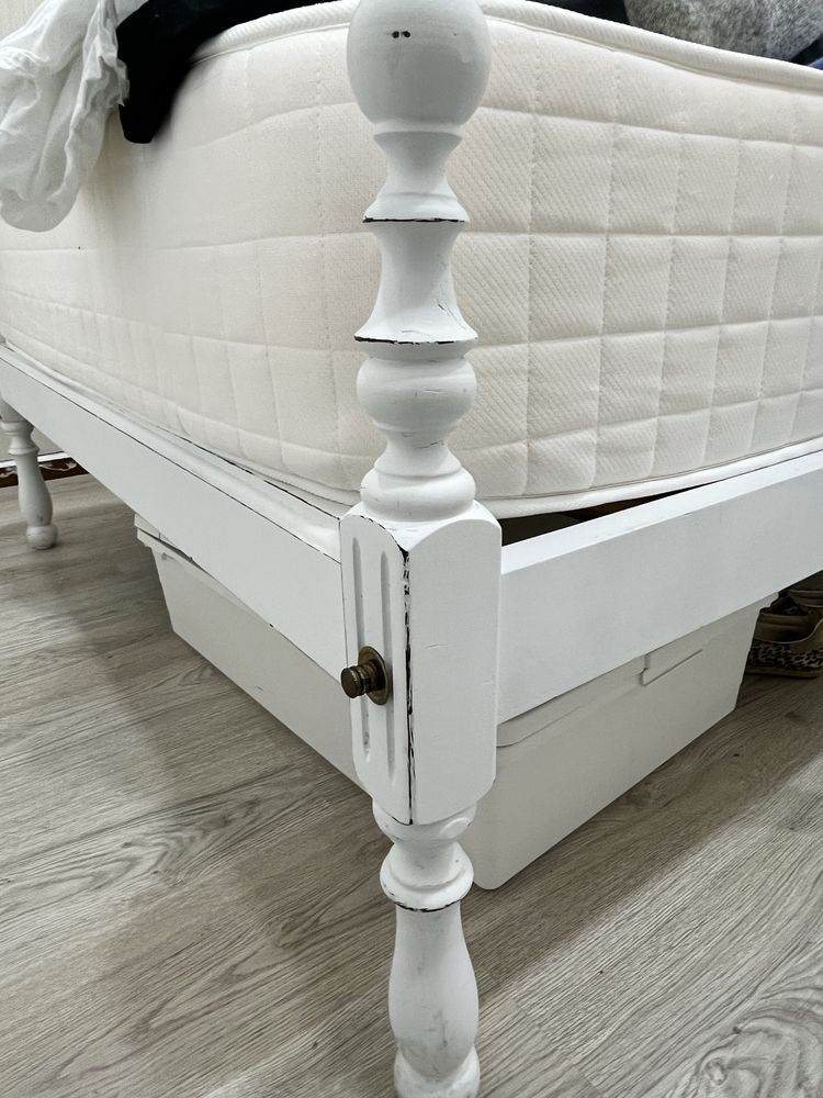 Cama antiga em madeira pintada