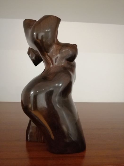 Estatueta em madeira maciça