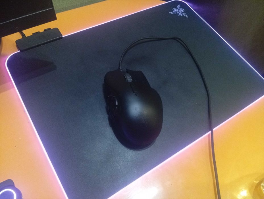 Мышка Razer Naga Trinity и коврик с подсветкой Razer Firefly V2