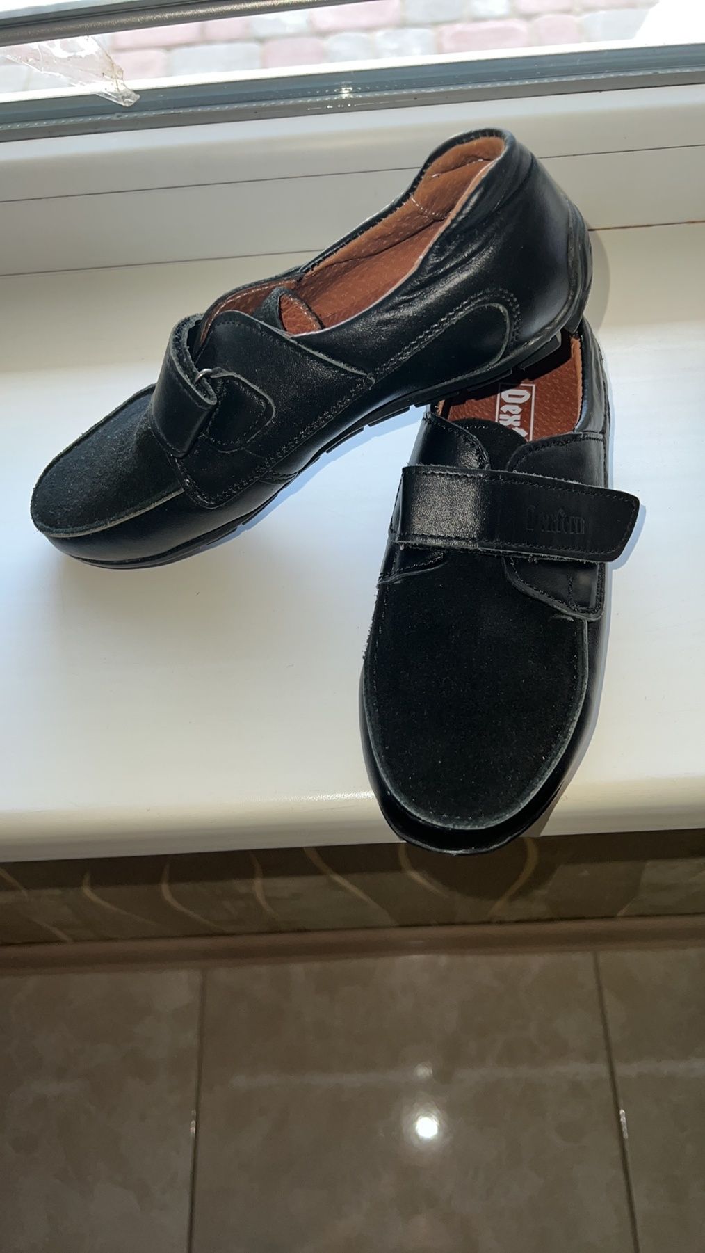 Черные кожаные туфли 35 р  с замшевой вставкой