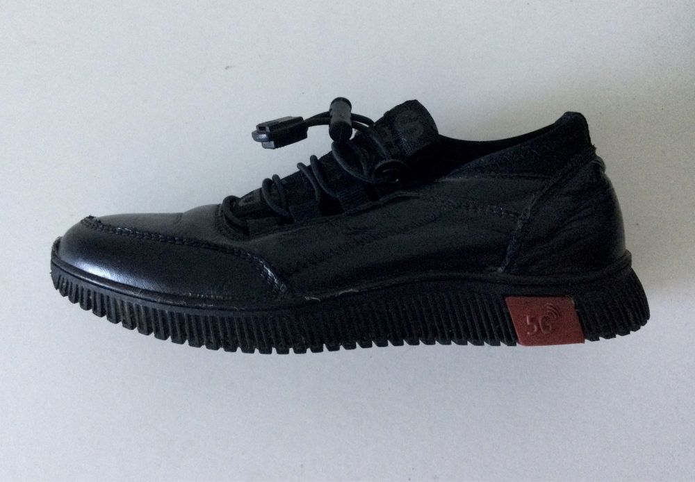 детские кожаные кроссовки