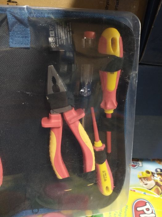 Nowy komplet narzędzi elektrycznych śrubokręty kombinerki